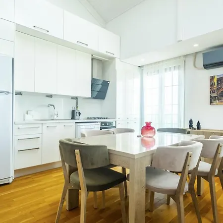 Chic Flat Near Public Transportation In Goztepe Istanbul