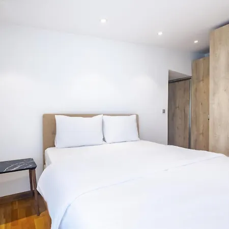 Chic Flat Near Public Transportation In Goztepe Apartment